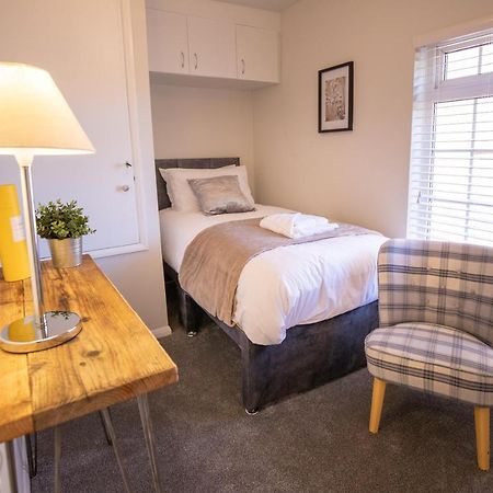 Ashby-de-la-Zouch Saltbox Properties- Large!! 3 Bed, 3 Bath House, Parking, Fast Wifi, Town Centre Location! Sleeps 6 מראה חיצוני תמונה